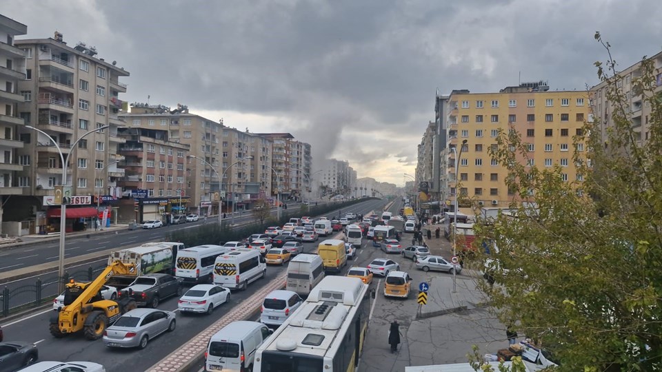 Trafikte korku dolu anlar: Ağır hasarlı bina yıkım sırasında çöktü - 1