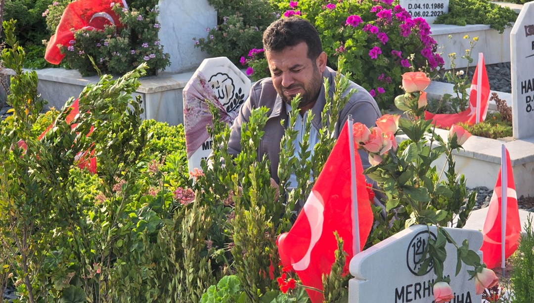 Deprem şehitliğinde buruk bayram