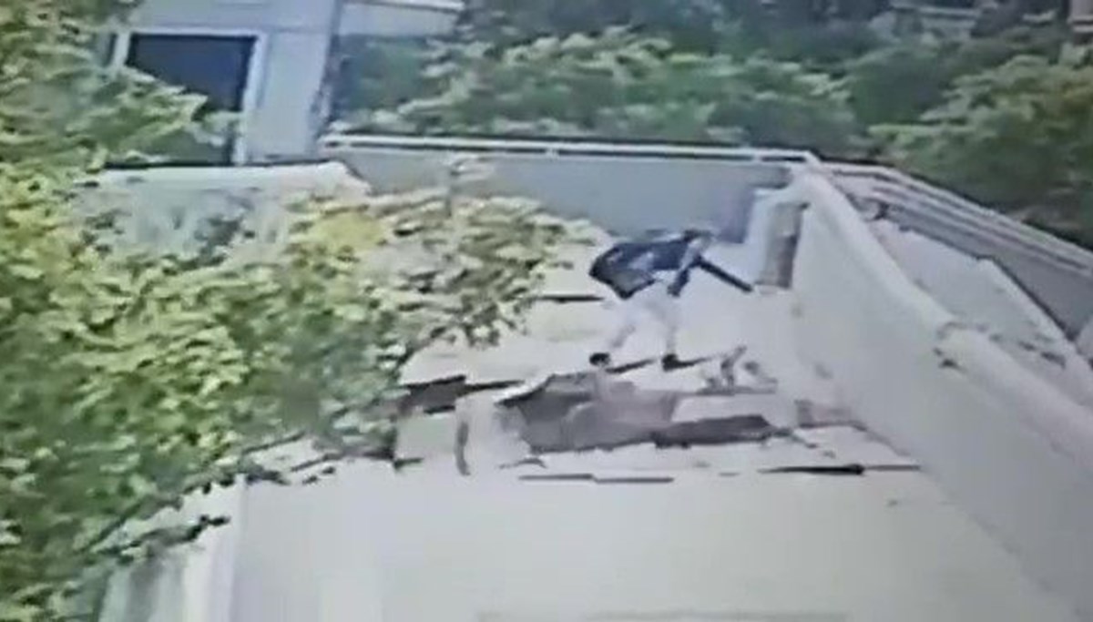 TIR üst geçide çarptı: Çocuk ölümden döndü TIR üst geçide çarptı: Çocuk ölümden döndü