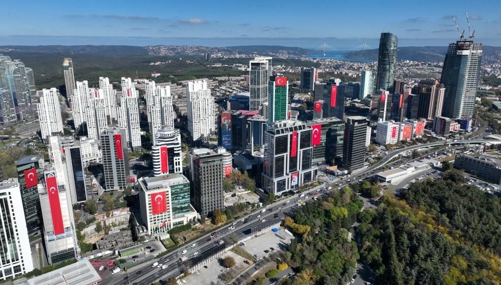 İstanbul’da 29 Ekim coşkusu: Gökdelenler bayraklarla süslendi