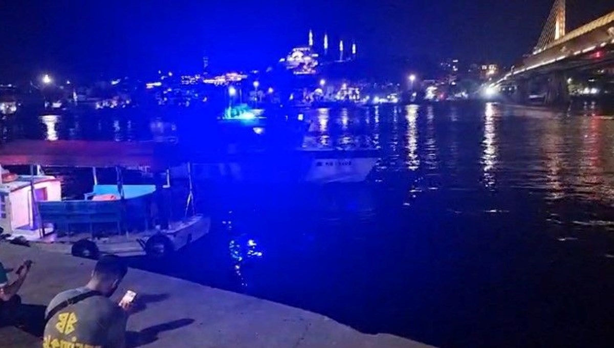 Haliç Metro Köprüsü’nden denize düşen genci, tur teknesinin kaptanı kurtardı Haliç Metro Köprüsü’nden denize düşen genci, tur teknesinin kaptanı kurtardı