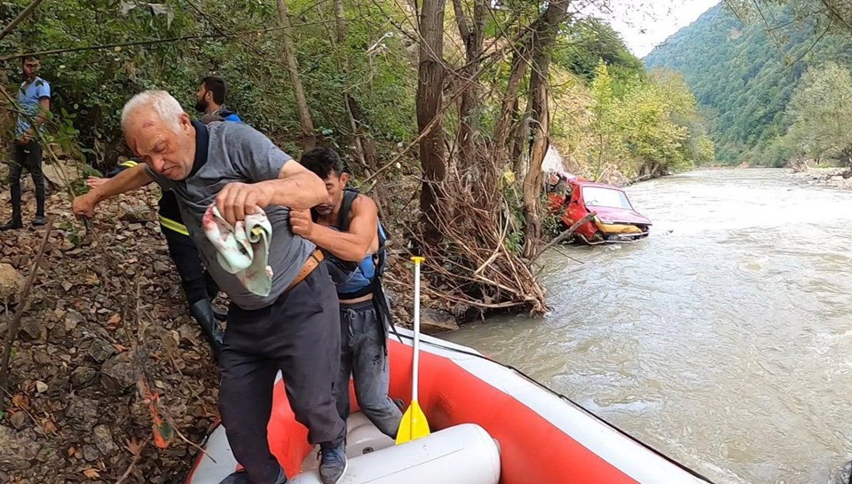 Otomobiliyle çaya düşen sürücüyü raftingciler kurtardı - 1