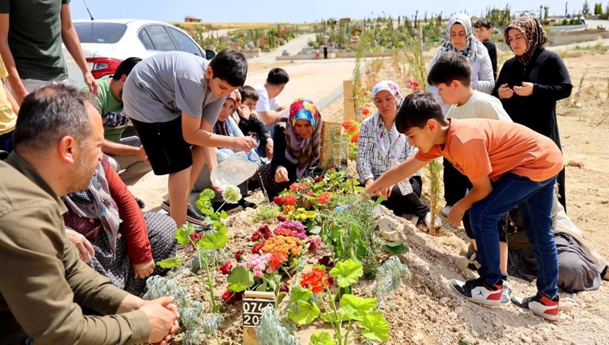 Hukuk fakültesi öğrencisi Burak ve kardeşlerinin en acı Anneler Günü: Katil 8 gündür aranıyor Hukuk fakültesi öğrencisi Burak ve kardeşlerinin en acı Anneler Günü: Katil 8 gündür aranıyor