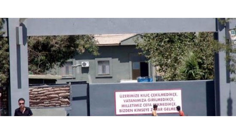 'Açılım' kışla kapısında