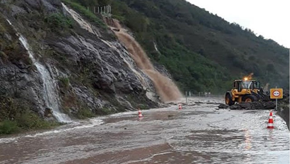 Dogu Karadeniz De Siddetli Yagis Borcka Guresen Karayolu Ulasima Kapandi Ntv