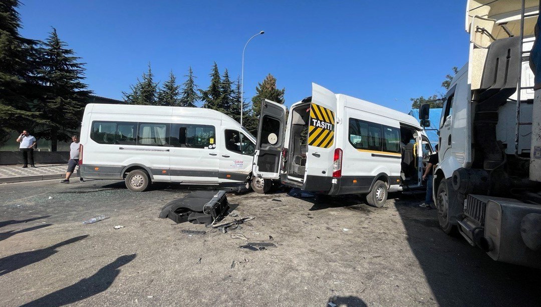 Gaziantep’te işçi servisleri kafa kafaya çarpıştı: 21 yaralı