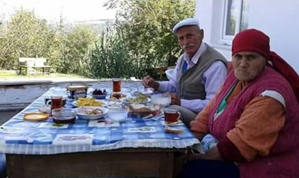 Aynı gün ölen 70 yıllık evli çift yan yana toprağa verildi - 2