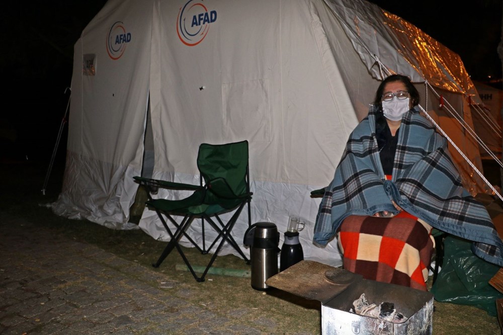 Çadırlarda kalan depremzedeler, soğuk havada ateş yakarak ısınmaya çalışıyor - 6