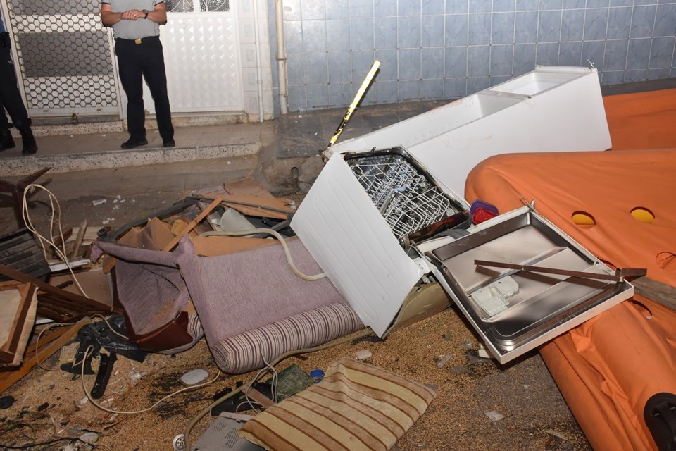 İzmir'de ev sahibi ile tartışan kiracı, eşyaları daireden sokağa attı - 1