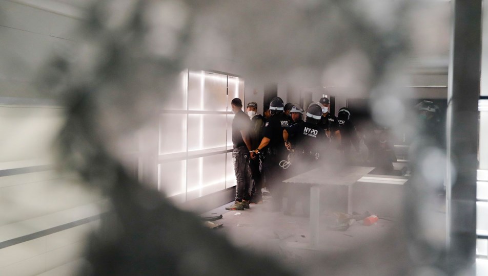 New York'ta yağmalamalar nedeniyle 700 kişi gözaltına alındı