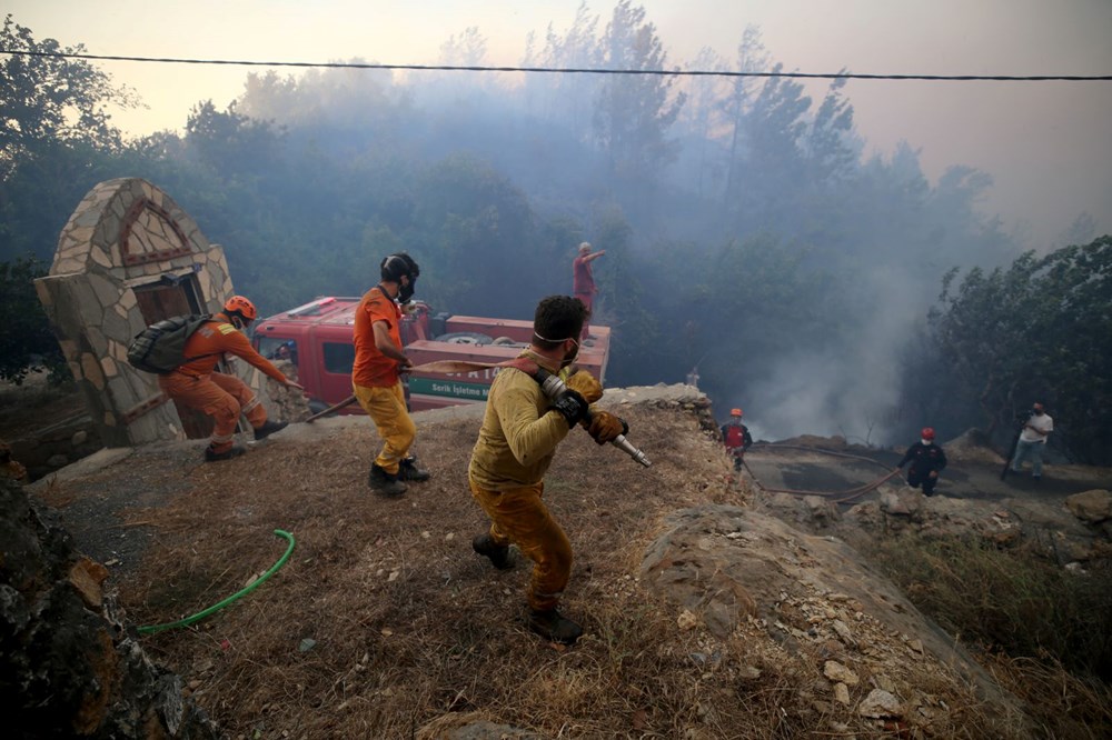 Antalya, Muğla ve Aydın'da orman yangınları: Alevler bir arabayı yutuyordu! - 3