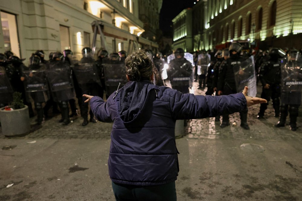 NATO karşıtı Georgescu seçimden men edildi: Romanya'da Rus yanlıları sokağa döküldü - 4