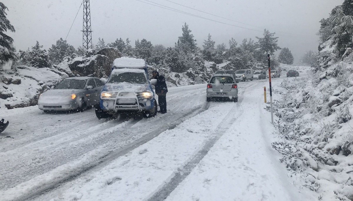 Antalya'nın yüksek kesimlerinde kar kalınlığı bir metreye ulaştı
