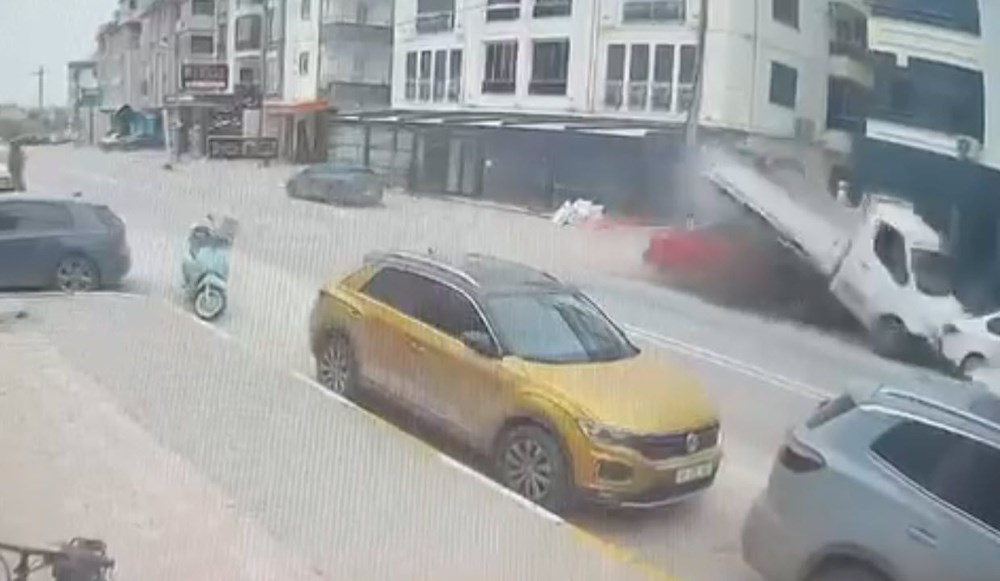 Kontrolden Çıkan Araç Kamyonetle Çarpıştı: Korkunç Bir Durum 73