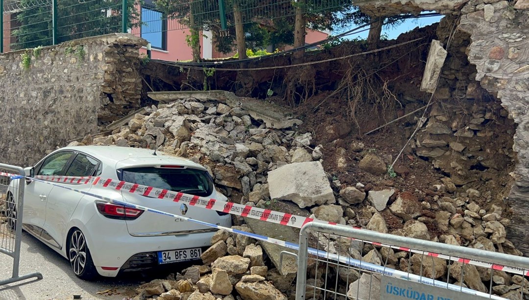 Üsküdar'da istinat duvarının çöktü: 2 otomobilde hasar