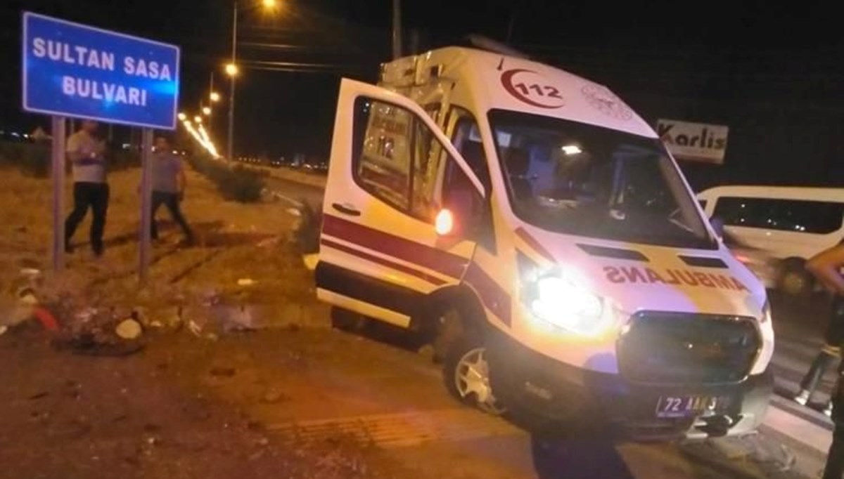 Ambulans ile belediye otobüsü çarpıştı: 3 yaralı Ambulans ile belediye otobüsü çarpıştı: 3 yaralı