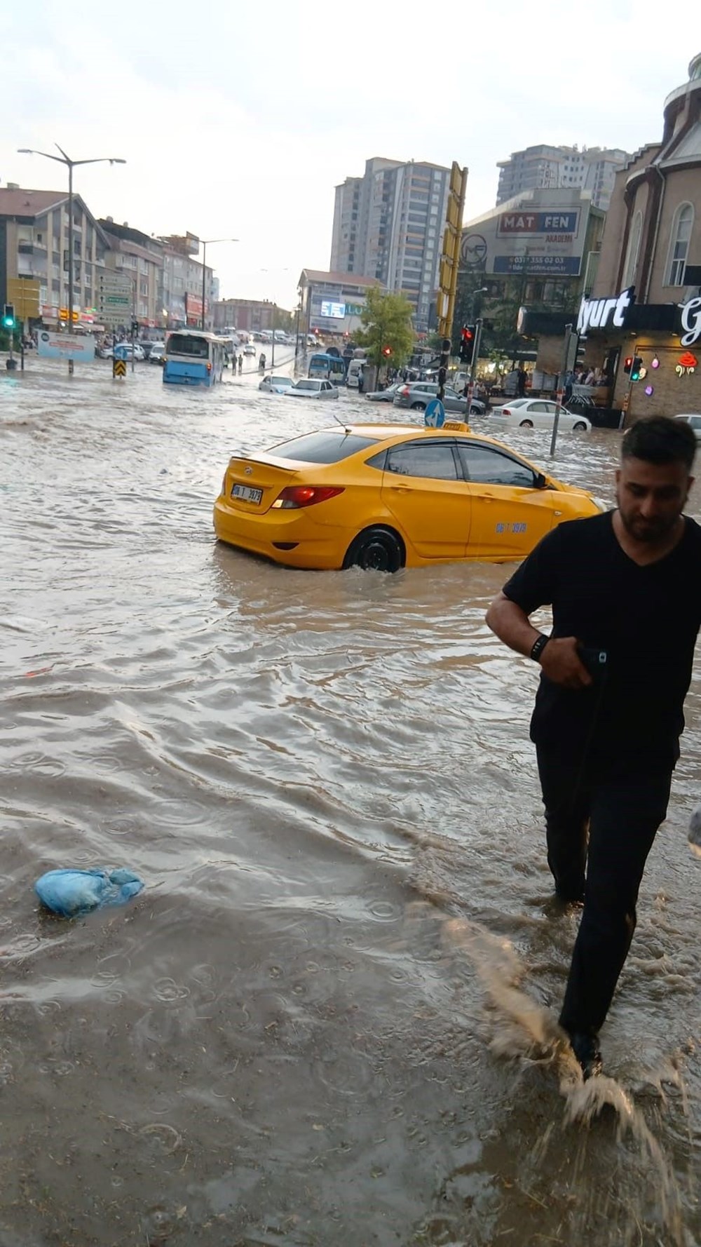 Ankara'da sağanak yağış: Arabalar sürüklendi - 2