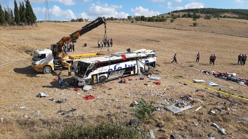 Balıkesir'de yolcu otobüsü devrildi: 15 kişi hayatını kaybetti - 22