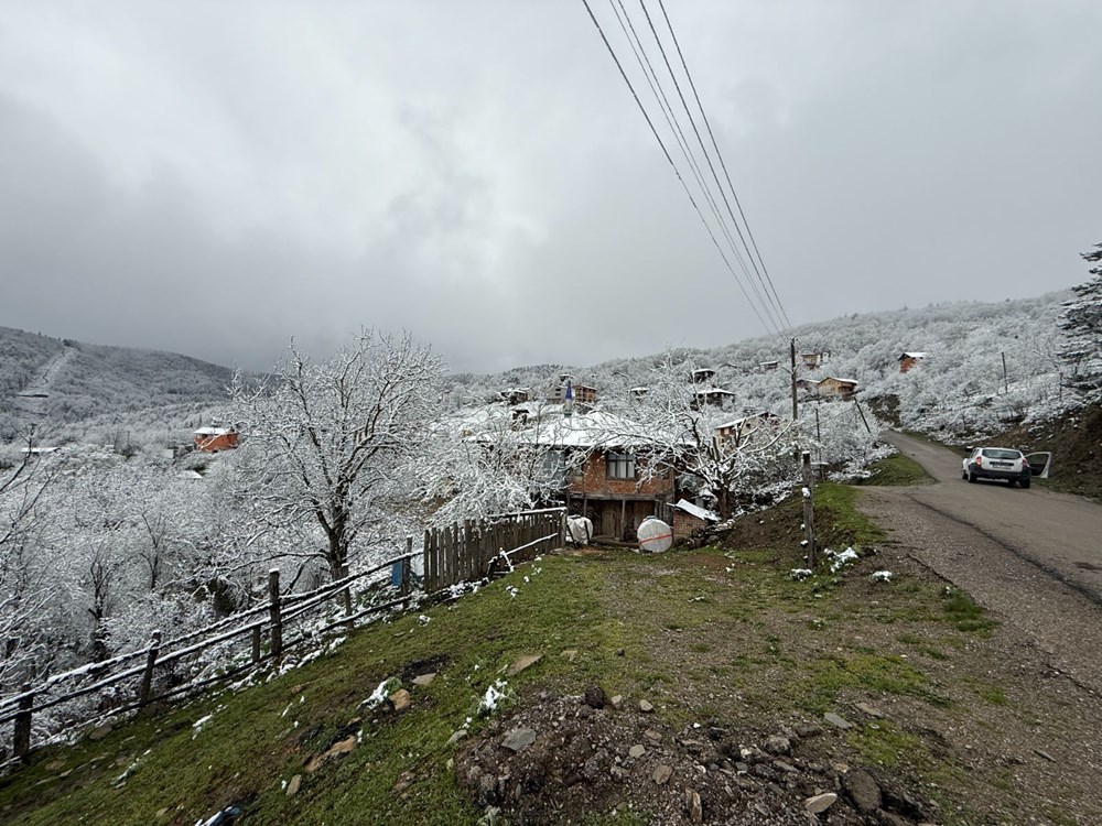 İki mevsim bir ortada: Nisan ayında kar yağdı 78 EkkRAQ4 UkyldpSS3WGJOw