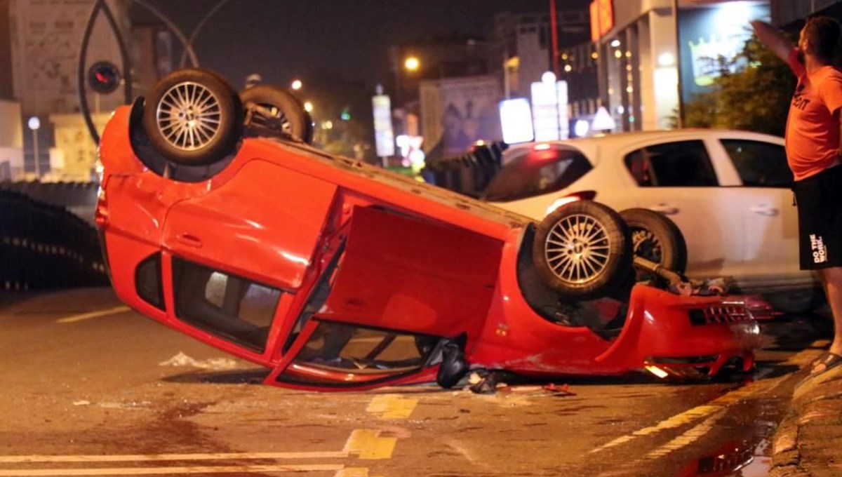 Sakarya'da trafik kazası: Takla atan otomobili bırakıp kaçtı