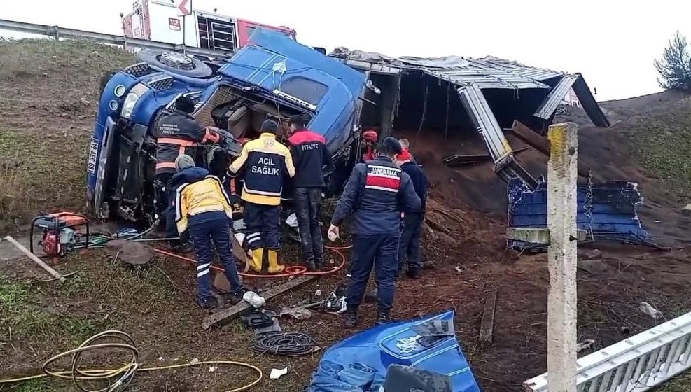 Freni boşalan TIR şarampole uçtu
