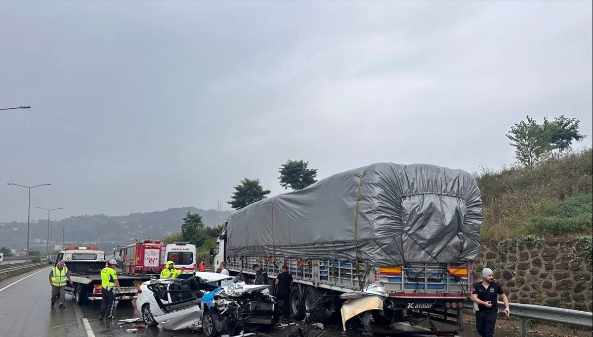 Ordu'da otomobil park halindeki tıra çarptı: 1 ölü, 2 yaralı