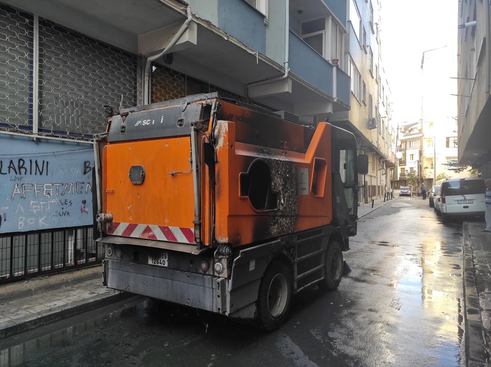 Şişli'de sokak süpürme alev aldı - 1