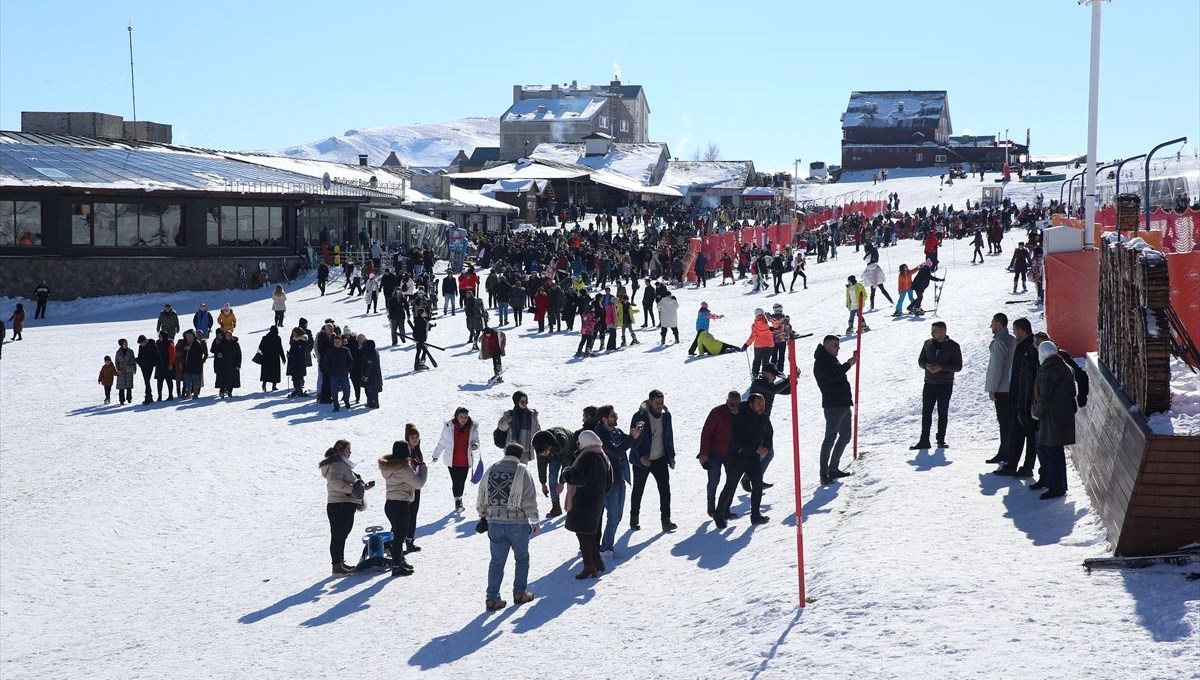 Erciyes Kayak Merkezi'nde hafta sonu yoğunluğu