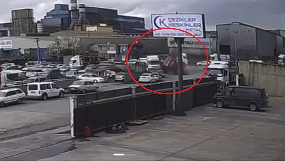 TIR, araçların üzerine devrildi