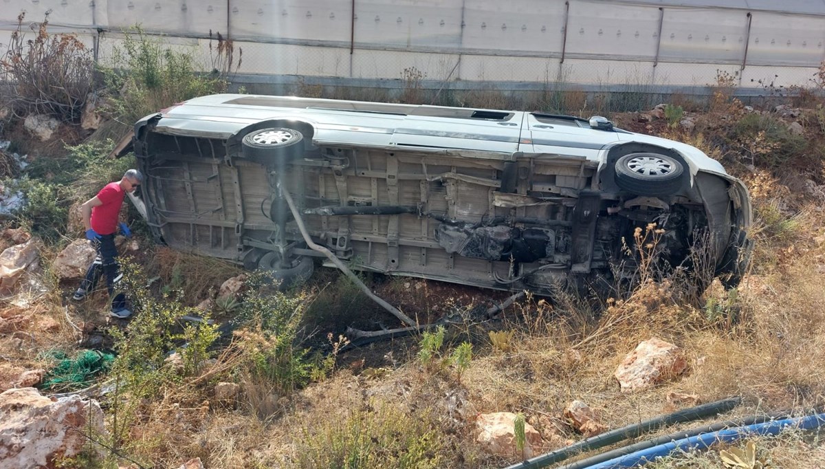 Antalya'da tur minibüsü şarampole devrildi: Yaralılar var