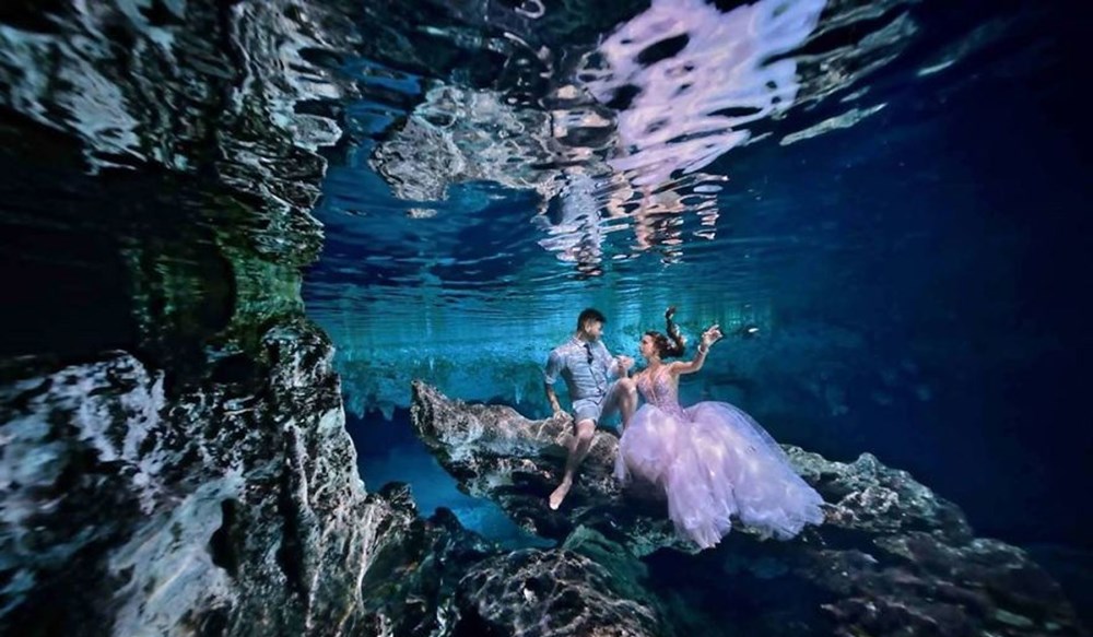 Парят поды. Подводная фотосессия пары. Влюбленные под водой. Подводная фотосессия для влюбленных. Пара под водой.