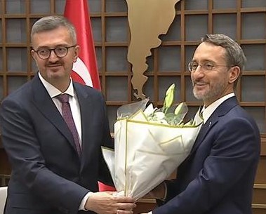 Konuşmaların ardından Duran ve Altun birbirlerine çiçek takdim etti.