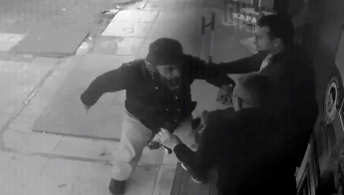 'İstediğin ilaç yok' diyen eczacıya bıçak çekti