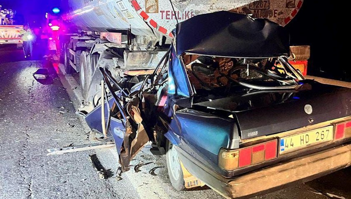 Emniyet şeridinde feci kaza: 3 kişi yaşamını yitirdi Emniyet şeridinde feci kaza: 3 kişi yaşamını yitirdi