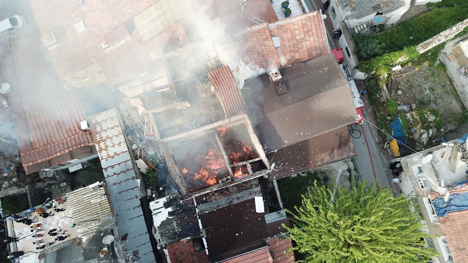 Fatih'te 2 katlı binada yangın paniği - 1