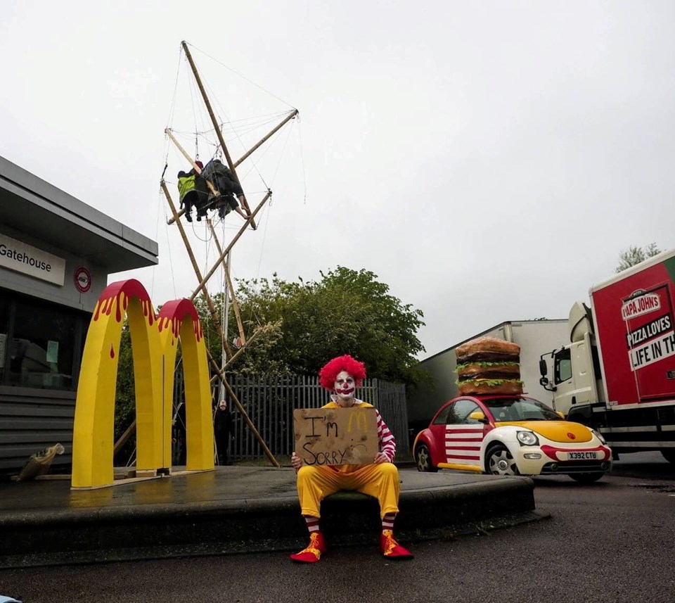 İngiltere'de hayvan hakları savunucuları ülkedeki 1300 McDonald's restoranına ürün dağıtımını engelledi - 1