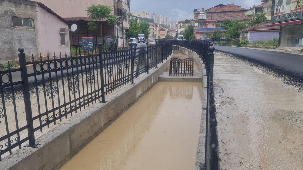 Sağanak yağış birçok ilde hayatı felç etti: Cadde ve sokaklar göle döndü, hastaneyi su bastı - 17