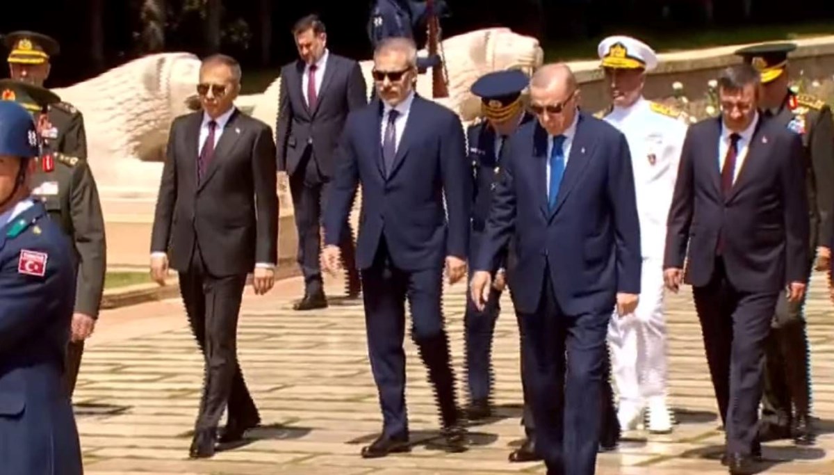 Erdoğan'dan Anıtkabir ziyareti