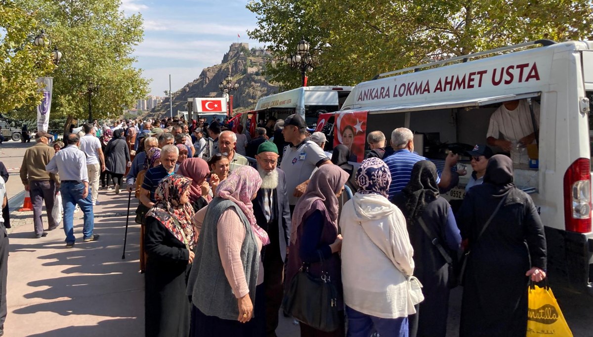 Şeyda polis için devre arkadaşları lokma dağıttı