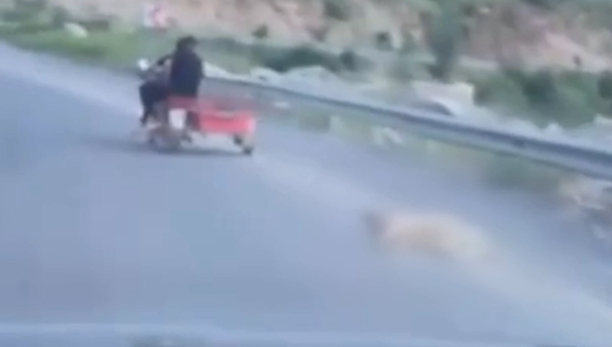 Motosikletin arkasında köpeği sürükledi Motosikletin arkasında köpeği sürükledi