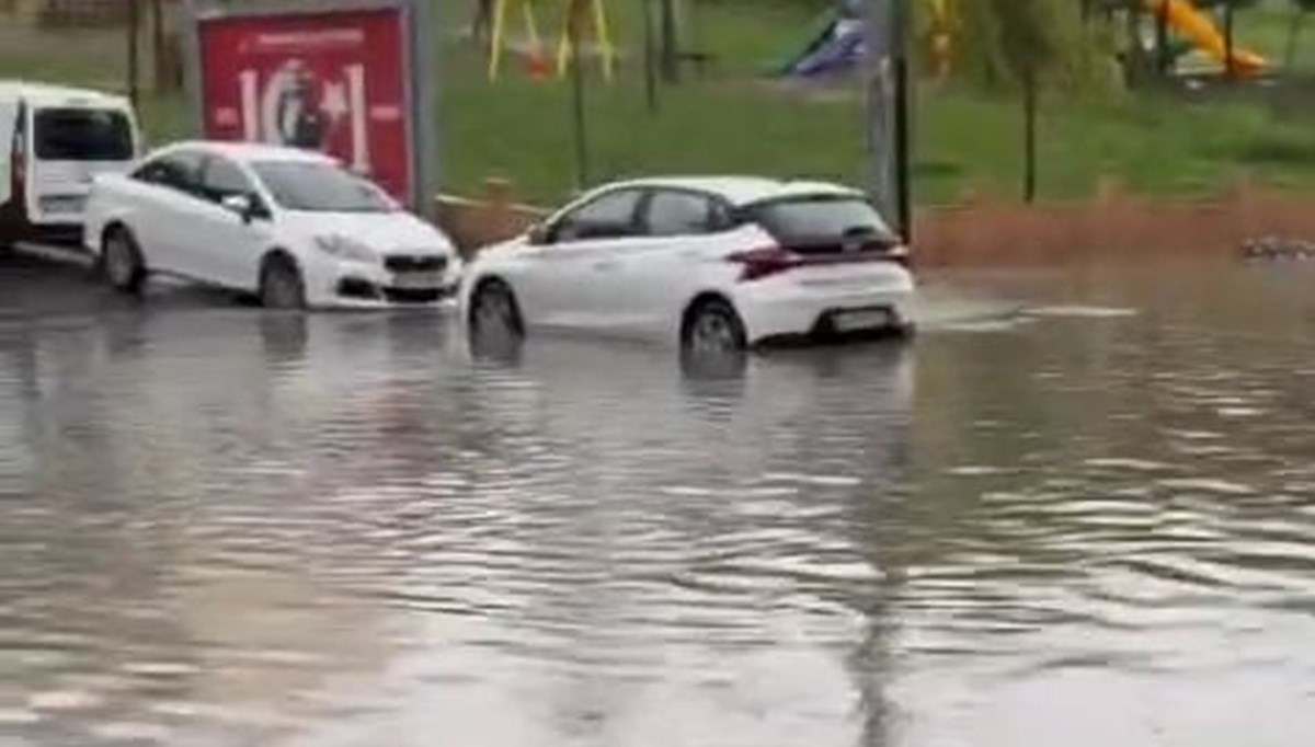 İstanbul'da sağanak yağış: Gaziosmanpaşa'da yollar göle döndü İstanbul'da sağanak yağış: Gaziosmanpaşa'da yollar göle döndü