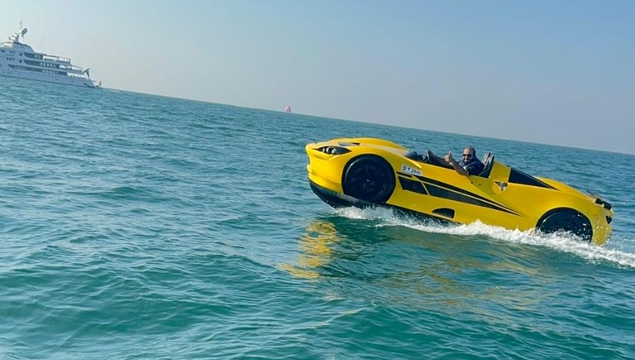 Ferrari görünümlü jet ski dikkat çekti