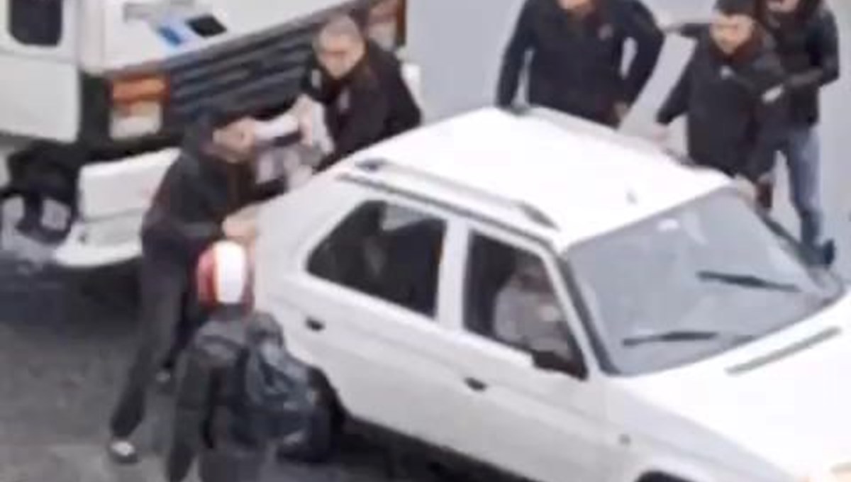 Trafikte çekiçli yol verme kavgası Trafikte çekiçli yol verme kavgası