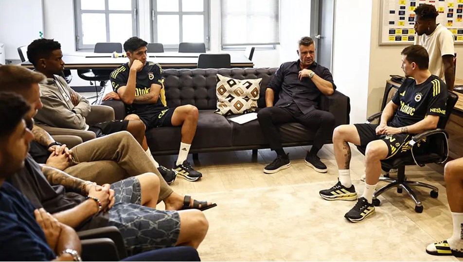 Saadettin Saran'ın futbolcularla buluşmasında dikkat çeken kare