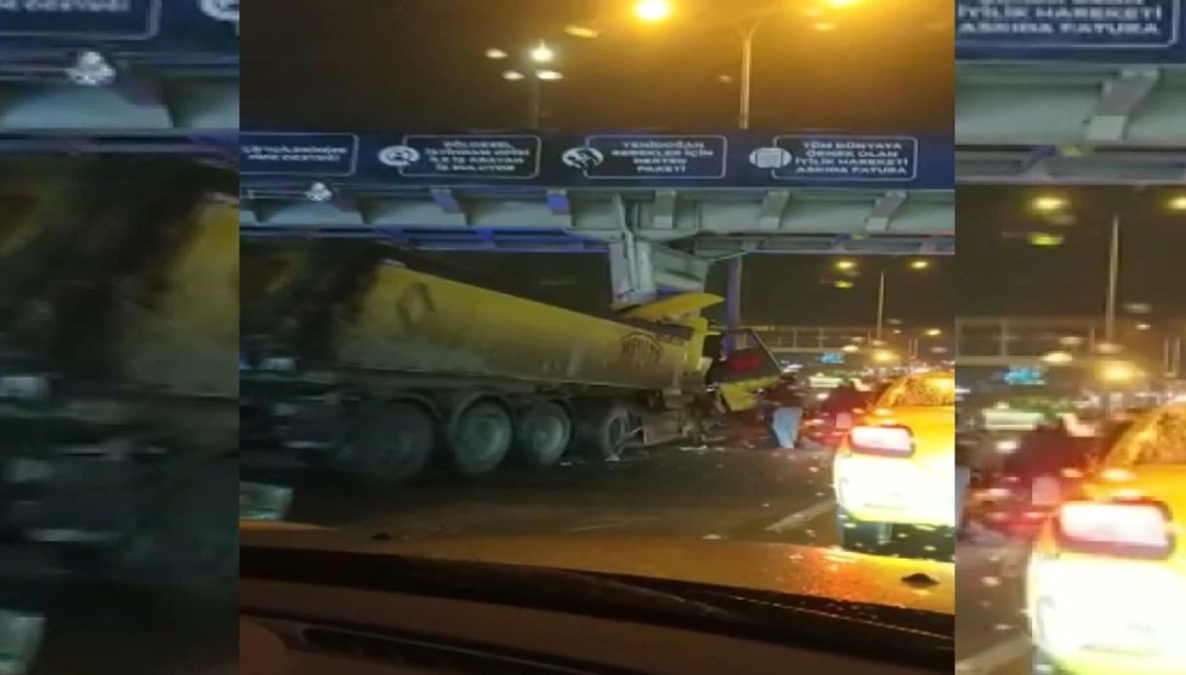 Beylikdüzü'nde kamyon, metrobüs üst geçidine çarptı, sürücü ağır yaralandı