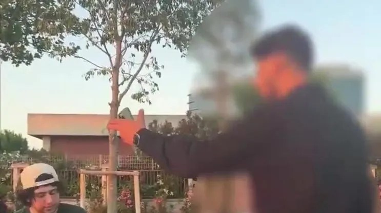 Satranç oynayan gençlerin tehdit edildiği anlar