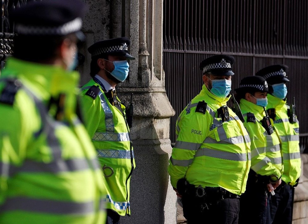 İngiltere'de polise öfke dinmiyor - 8