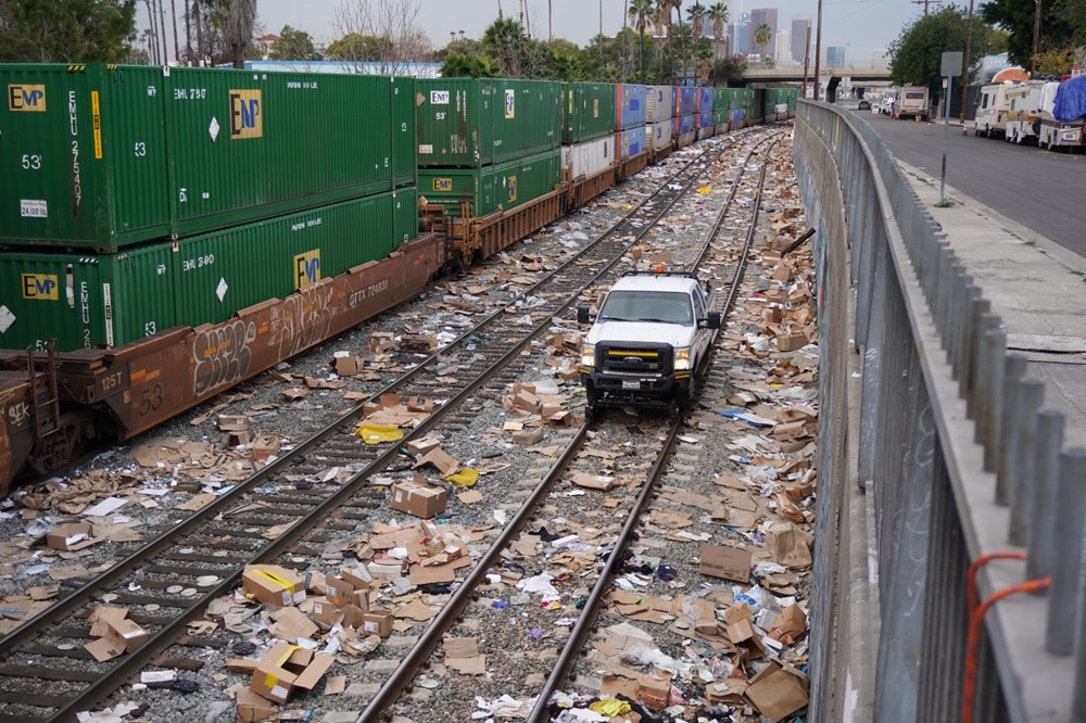 Los Angeles'ta hırsızlar, hareket halindeki yük trenlerini yağmaladı - 5