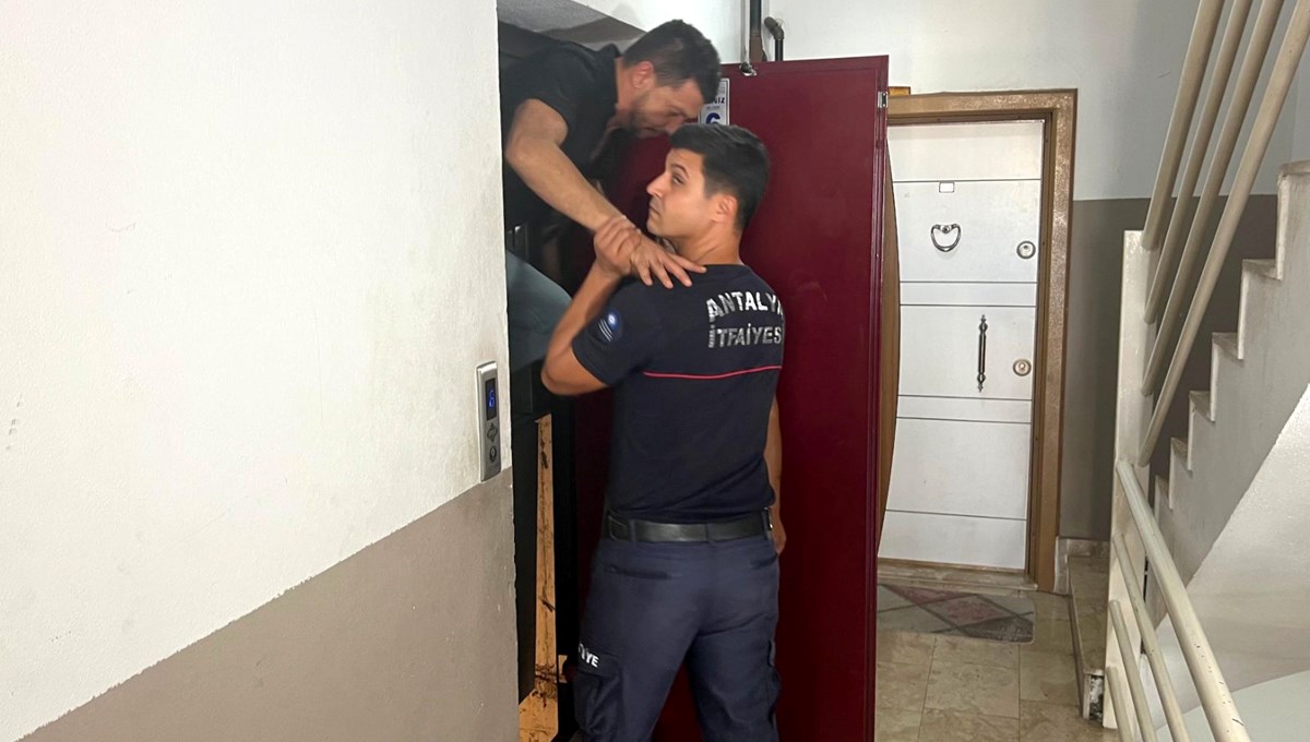 Şüpheli ölüm olayına giden polisler asansörde mahsur kaldı Şüpheli ölüm olayına giden polisler asansörde mahsur kaldı