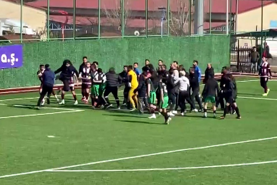 Elazığ'da amatör maçta kavga: Polis müdahale etti - 1